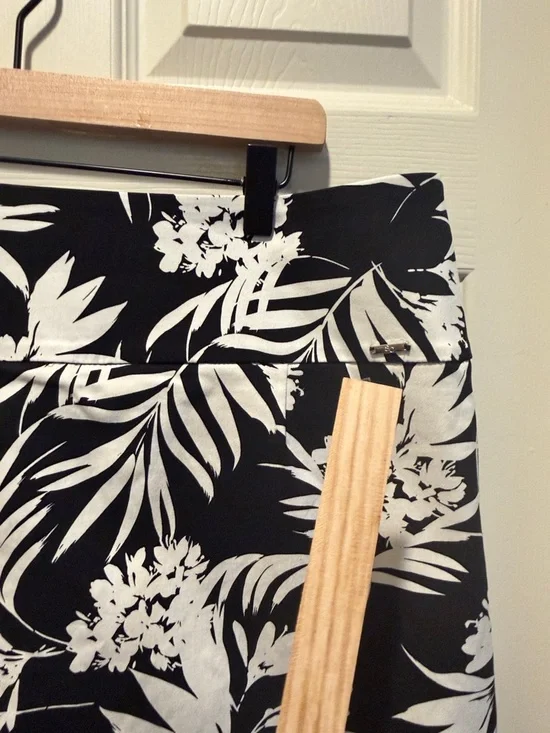 Black & White Floral Skort - Women's Summer Active Skort - Picture 9 of 10